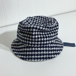 HOLLISTER Women’s Black/White BUCKET HAT ONE SIZE